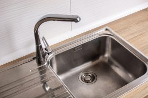 Přečtete si více ze článku Máme řešení, jak vyčistit ucpaný dřez, aniž byste utratili jmění za instalatéra: prostředek nestříká a nepění.