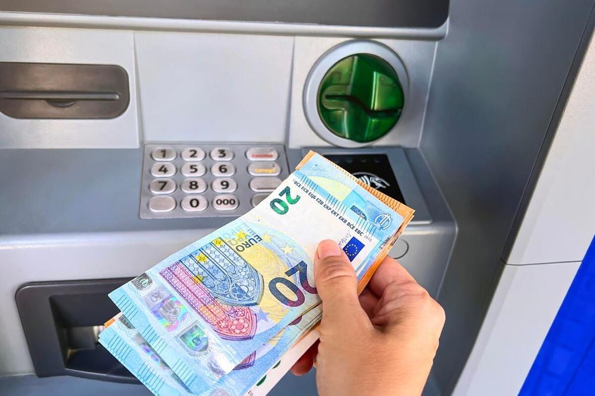Vložil do bankomatu 16 500 eur v hotovosti, přístroj se vypnul a bankovky spolkl: technik, který byl poblíž, nevěděl, co dělat.
