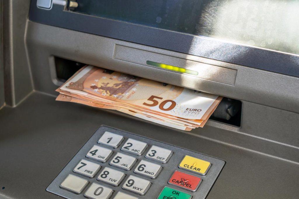 Vložil do bankomatu 16 500 eur v hotovosti, přístroj se vypnul a bankovky spolkl: technik, který byl poblíž, nevěděl, co dělat.