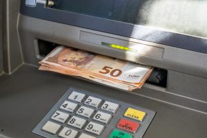 Přečtete si více ze článku Vložil do bankomatu 16 500 eur v hotovosti, přístroj se vypnul a bankovky spolkl: technik, který byl poblíž, nevěděl, co dělat.