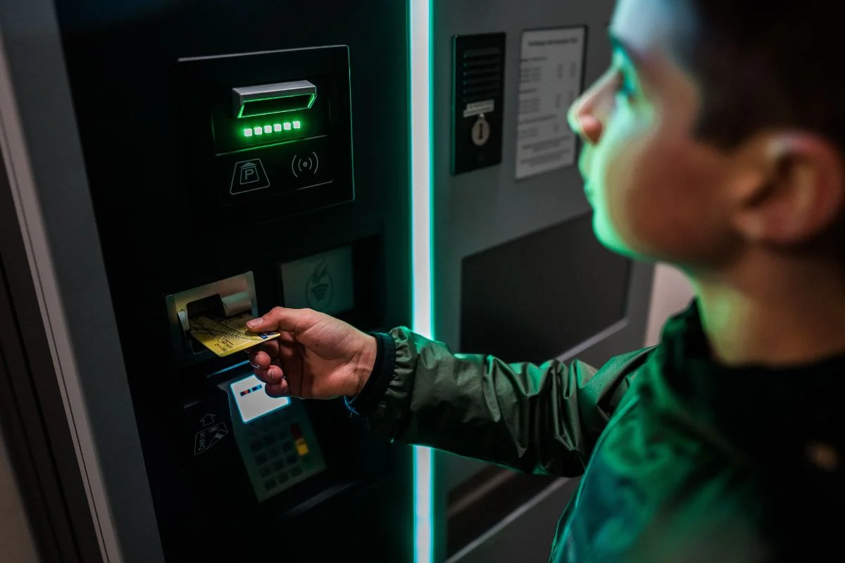 Vložil do bankomatu 16 500 eur v hotovosti, přístroj se vypnul a bankovky spolkl: technik, který byl poblíž, nevěděl, co dělat.