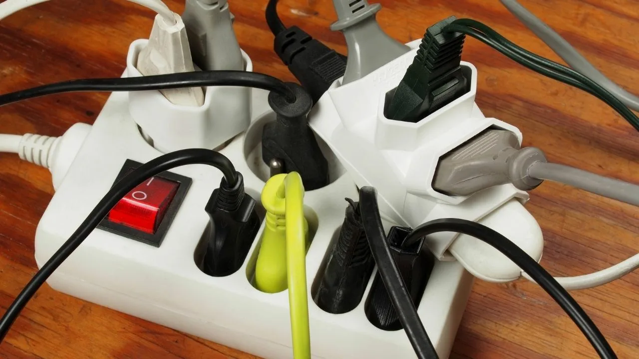 12 elektrických spotřebičů, které byste podle dvou odborníků nikdy neměli připojovat k prodlužovacímu kabelu.