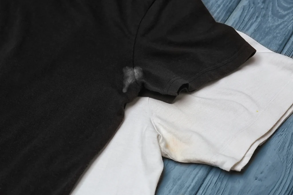 Bez bělidla a jedlé sody: jak vyčistit skvrny od deodorantu pod pažemi z triček a košil